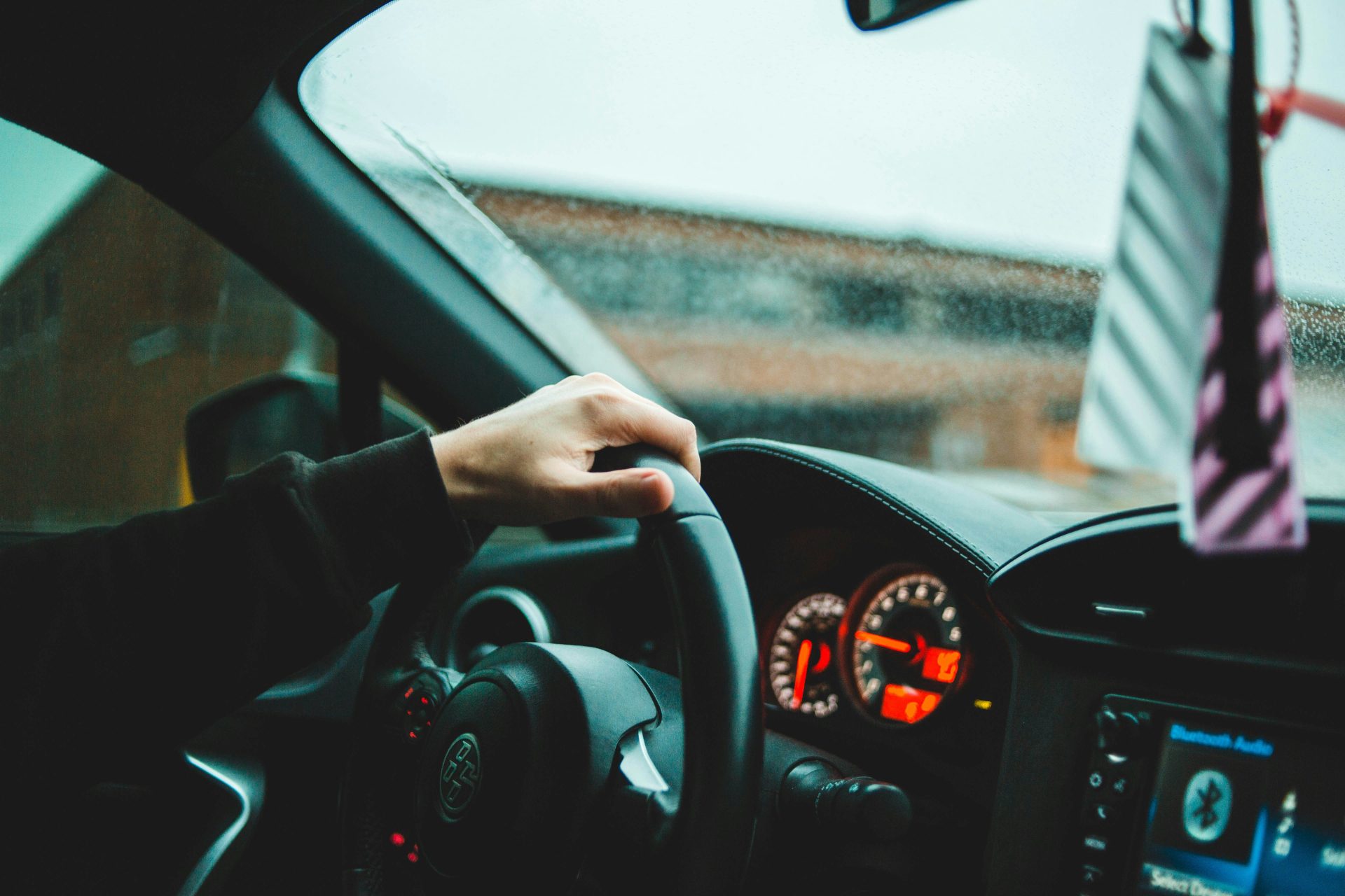 Person, die tagsüber Auto fährt