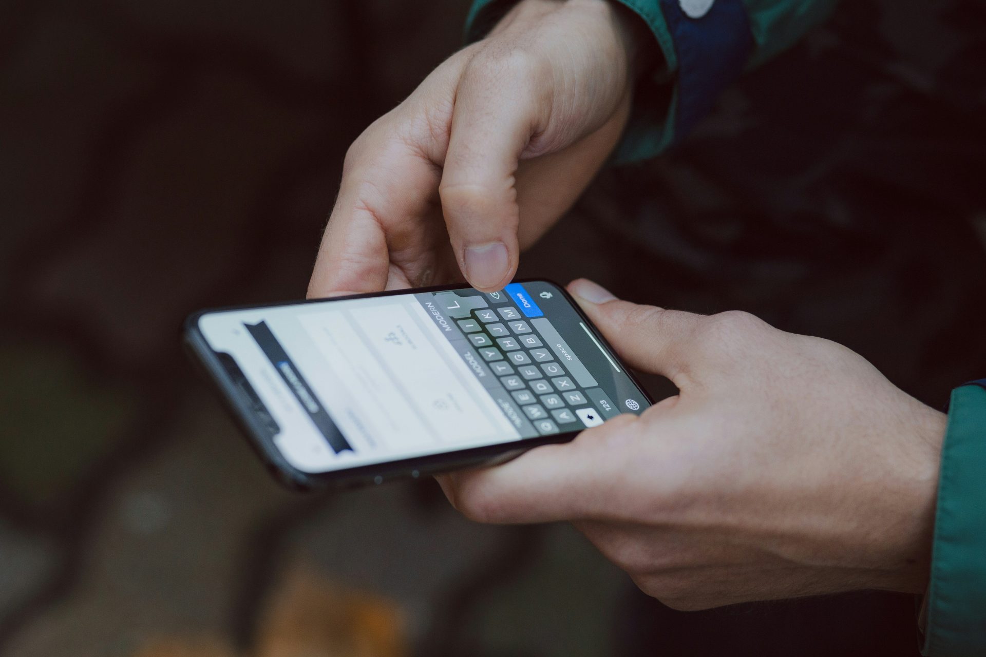 Fotografie mit selektiver Schรคrfe einer Person, die ein Smartphone benutzt