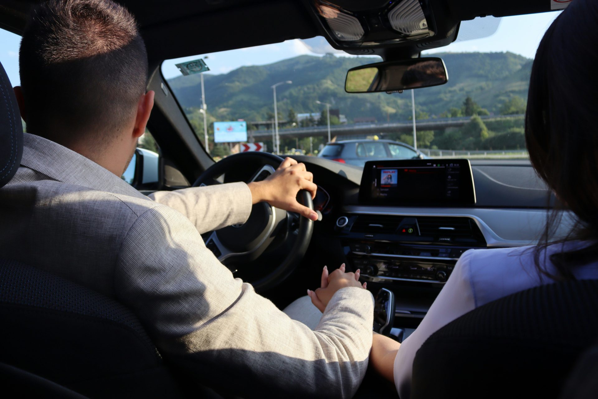 Ein Mann und eine Frau fahren ein Auto.